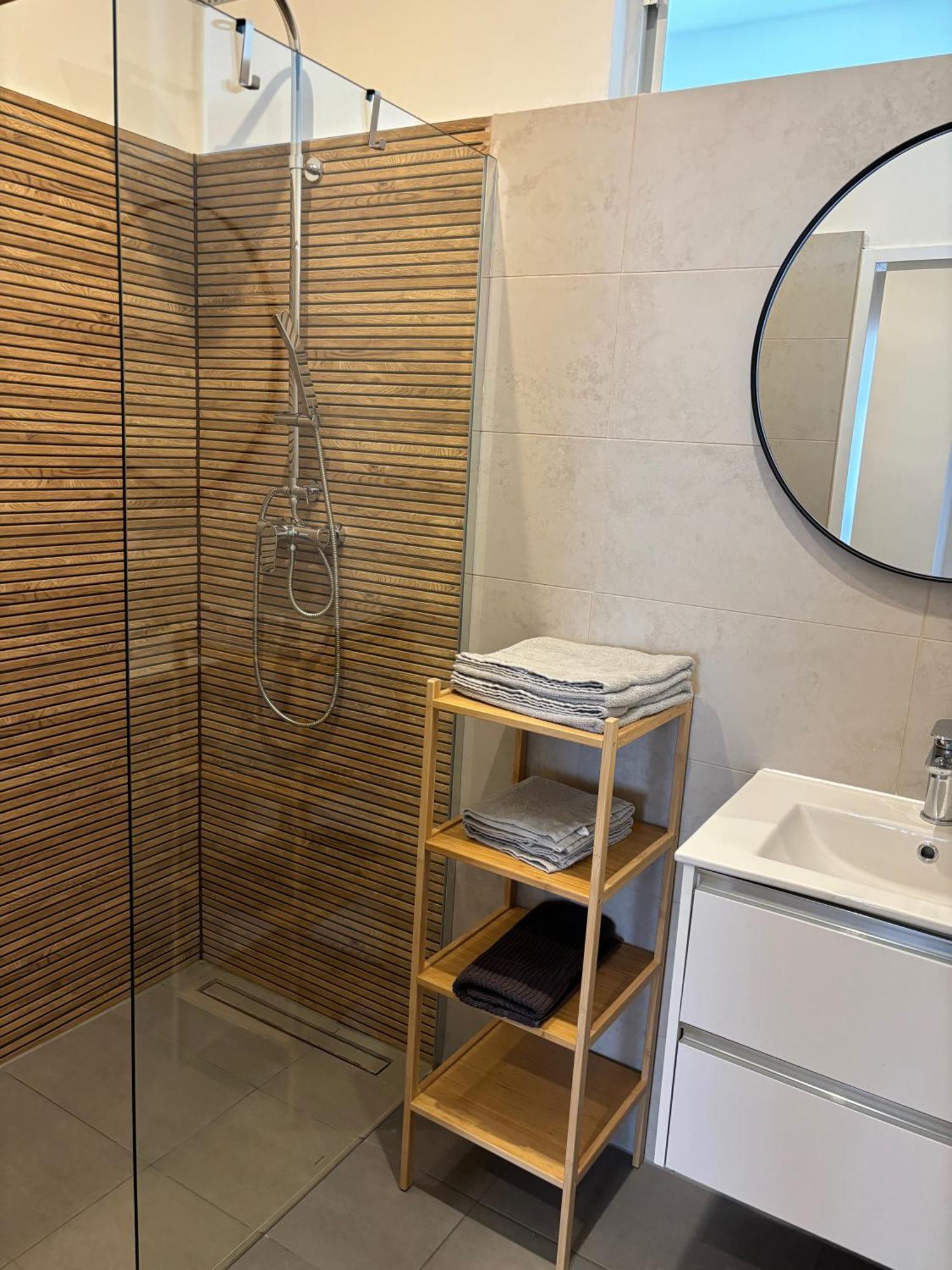 Traumhafte Wohnung Fuer 3, Grosszuegig, Walk In Dusche Vienna Esterno foto